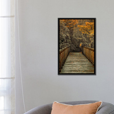 «Across the Bridge» par Don Schwartz - Estampe numérique sur toile tendue avec châssis