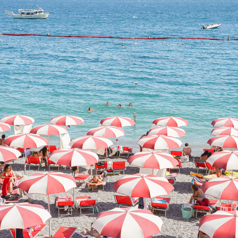 The Red Beach Umbrellas Amalfi - reproduction d'un seul cadre photo, Papier encadré naturel, Oui