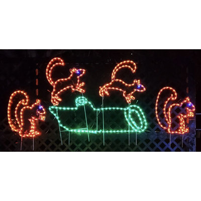 Écureuil animé sautant par-dessus une bûche illuminée