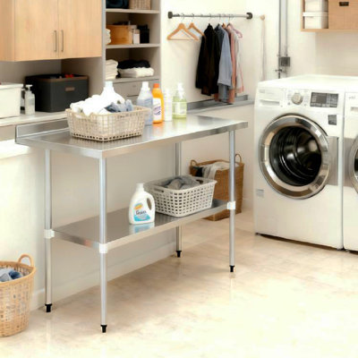 Table de travail commerciale en acier inoxydable de calibre 18 de 24 po x 60 po avec dosseret de 4 po et tablette inférieure