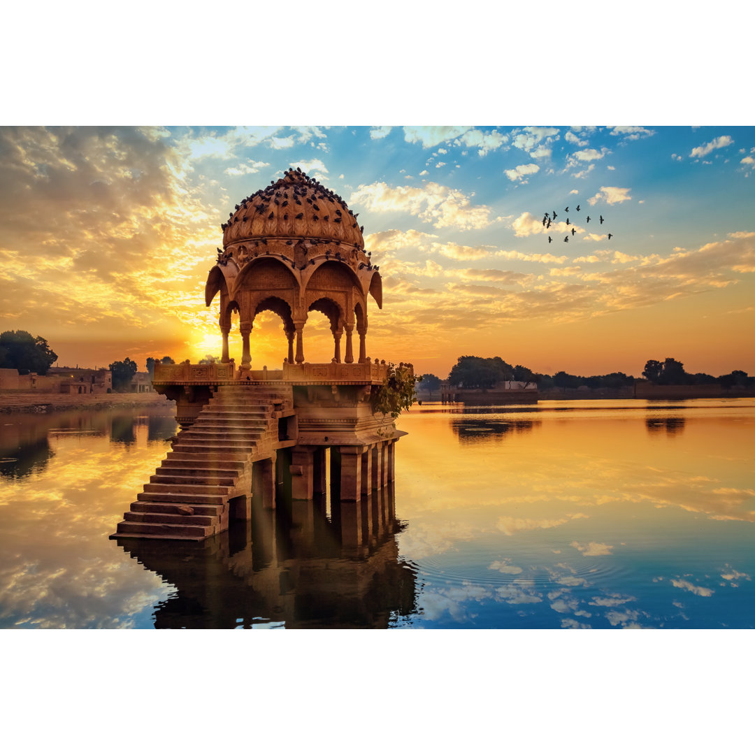 Leinwandbild Mittelalterliche Architektur am Gadi Sagar See Jaisalmer Rajasthan Indien bei Sonnenaufgang