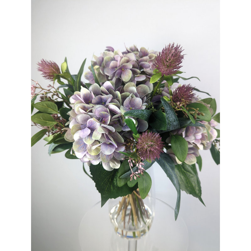 Arrangement floral hydrangées dans un vase