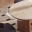 Table de rock française rétro avec pieds en bois-110493896