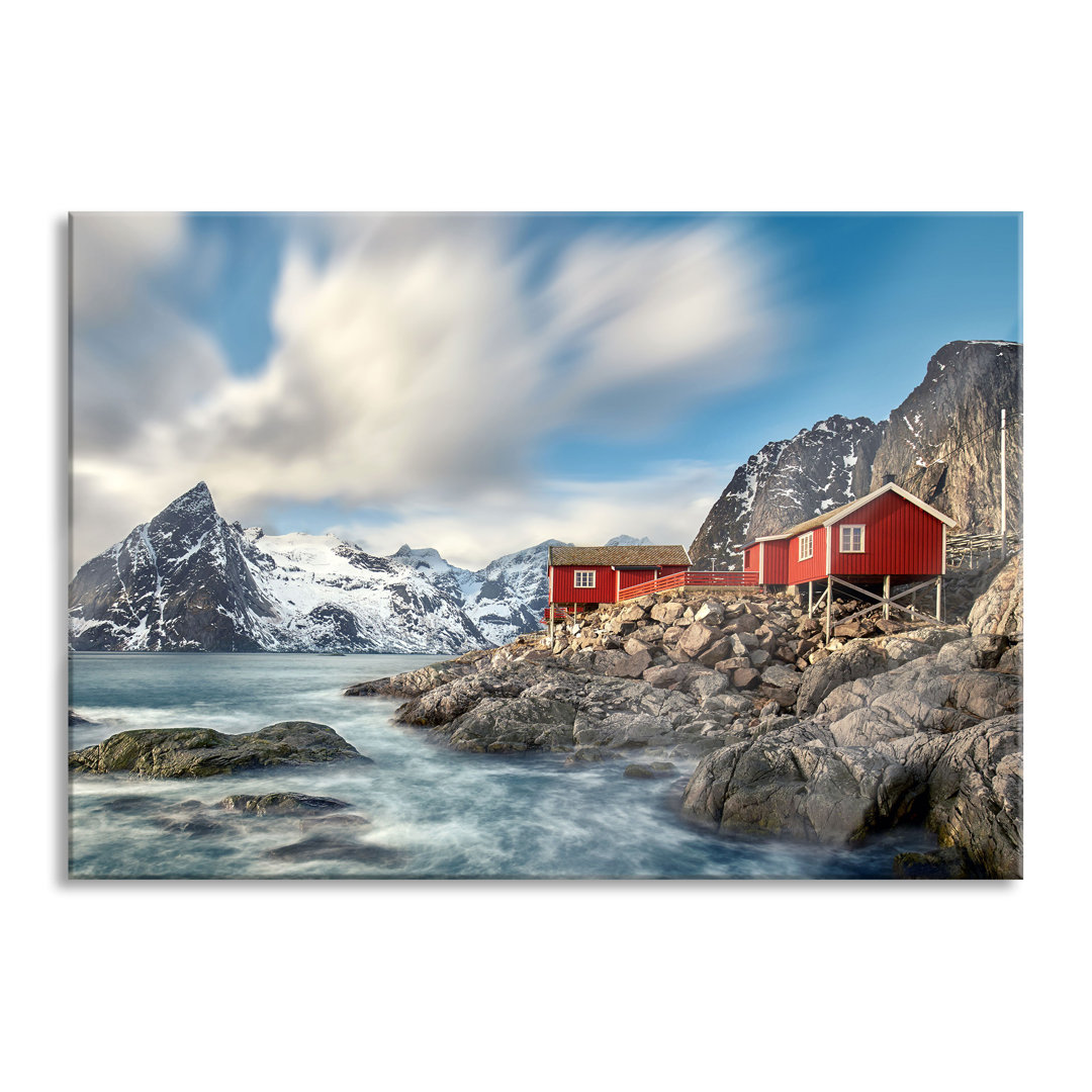 Einsames rotes Haus am Meer in Norwegen - ungerahmte Fotografie auf Glas