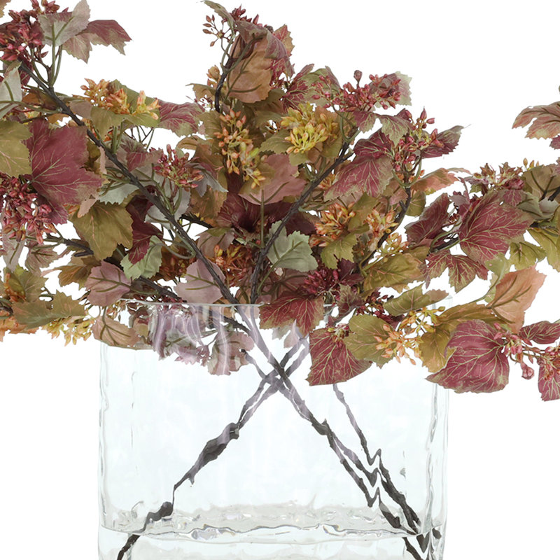 Automne Danica Ivy organisé dans un vase ondulé en verre