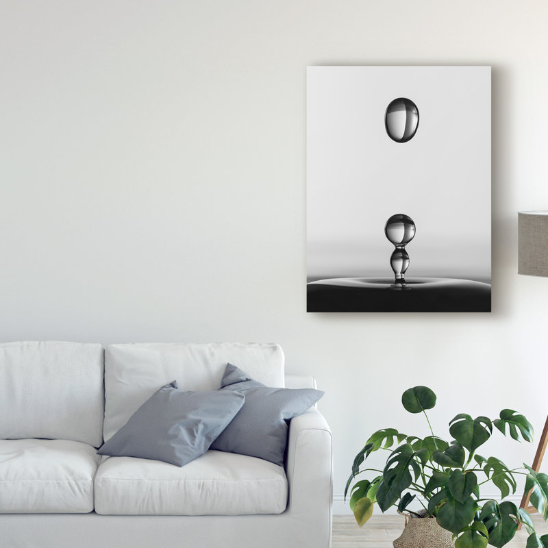 «Water Drops Centered» par Jacqueline Hammer - reproduction de photo sur toile, H 19 po x l 14 po x P 2 po