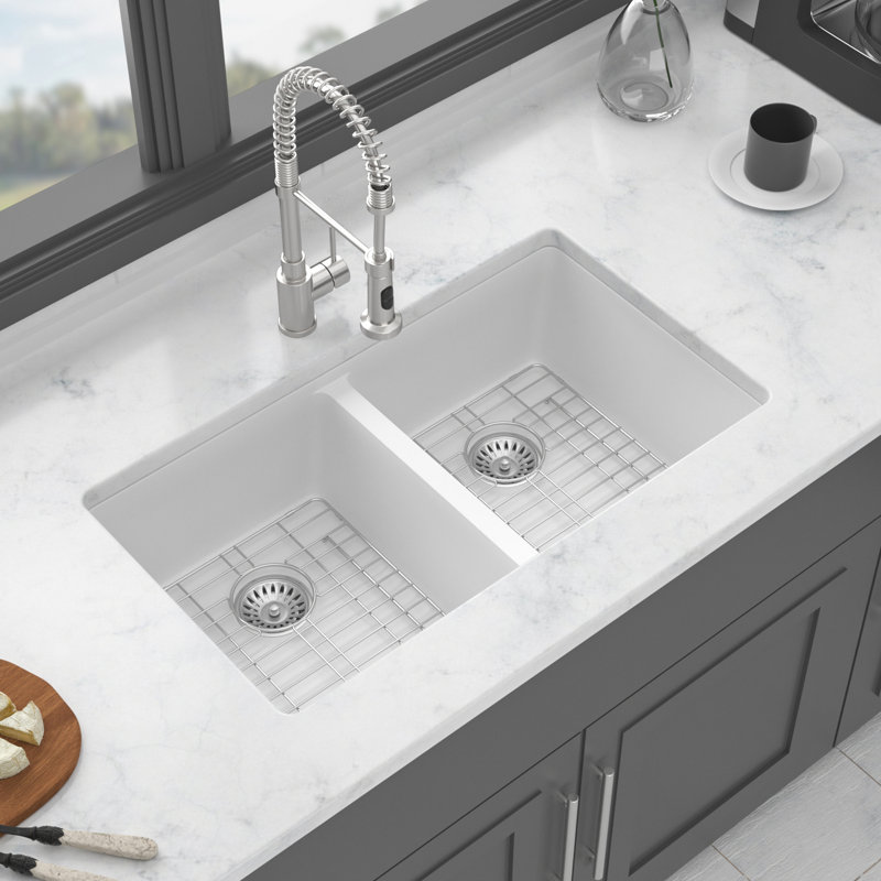 Évier de cuisine encastré à double cuve 50/50 à quartz blanc 33 x 19 po, haut de gamme et lisse, paquet avec pinces d'installation de la grille inférieure
