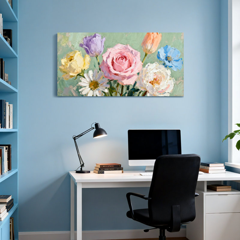 Arrangement floral de plantes et de fleurs avec des roses pastel et des tulipes, H 28 po x l 58 po