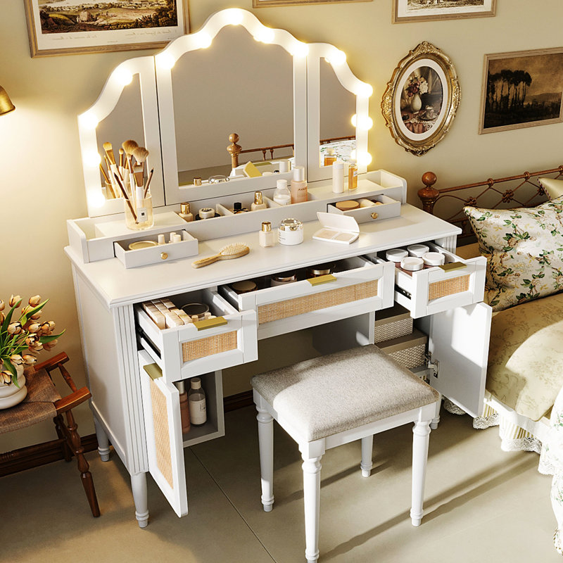 Bureau de maquillage 44,82 "avec 13 lumières à DEL de style classique, 3 modes d'éclairage, miroir à trois volets, 5 tiroirs de rangement, station de charge, ambiance bohémienne moderne pour les ampoules, les tiroirs et les tablettes de la chambre à coucher,