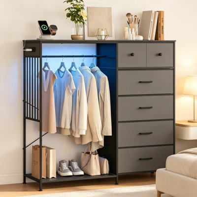 Commode moderne à 6 tiroirs en tissu avec tringle – Structure robuste en fer et panneaux de particules – Éclairage DEL intégré et port USB – Montage facile – Idéal pour chambre ou garde-robe – Noir/Blanc