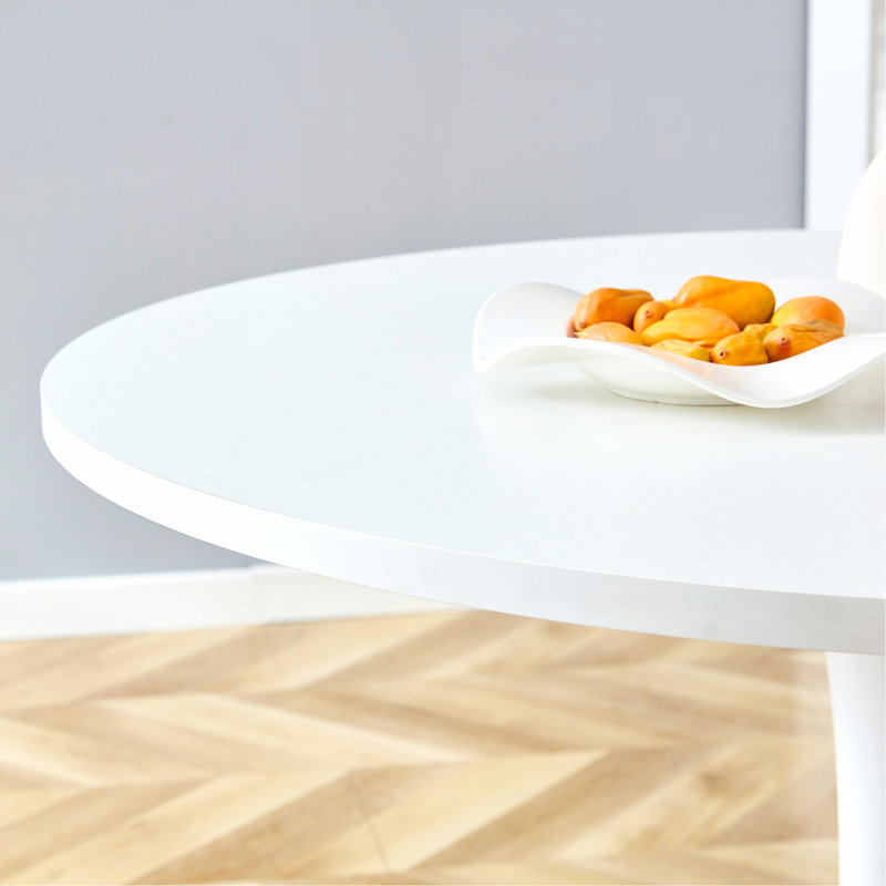 Ensemble de table et de chaises. Petite table ronde stable en forme de verre - 31,9 po x 31,9 po avec 2 chaises en polyuréthane doux et confortable avec des pieds arqués en métal argenté. Créez votre espace exclusif de luxe discret.