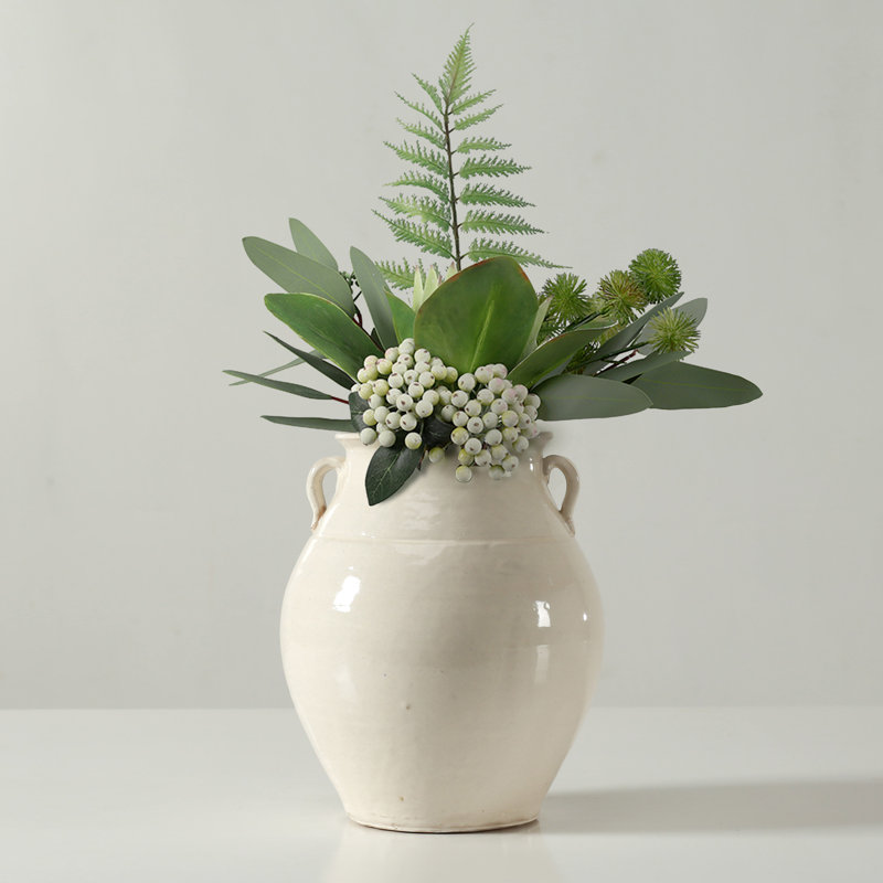 Env. Vase 9 po en céramique émaillée blanc cassé avec deux poignées décoratives (ouverture 5,1 po)