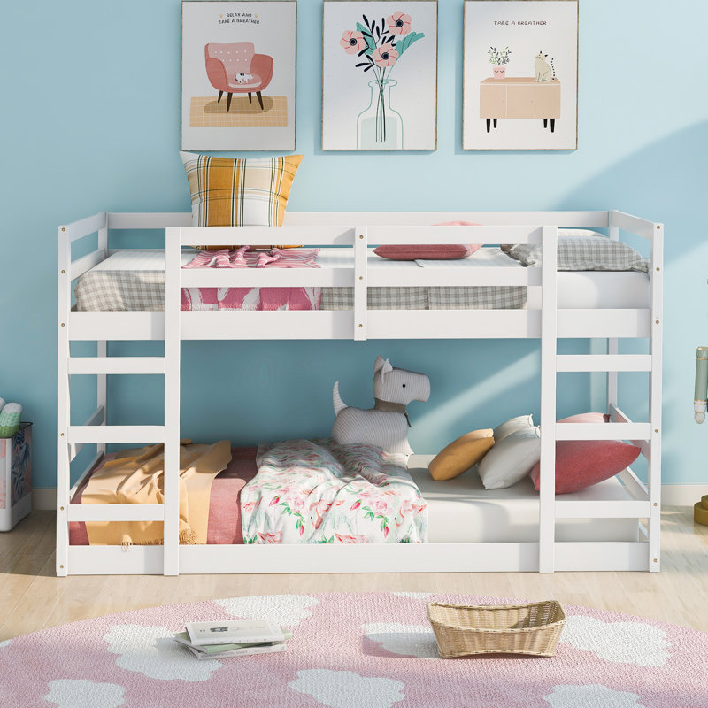 Lit simple au-dessus d'un lit superposé blanc, fabrication de la structure, pour une qualité de longue durée, garde-corps sur toute la longueur, s'adapte à la structure en pin des matelas, contrôle de la qualité, standard