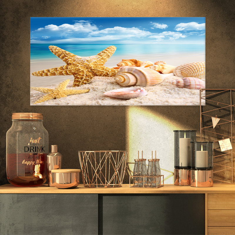 «Starfish and Seashells on Beach», photographie, H 12 po x l 20 po x P 1 po, Toile tendue