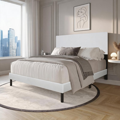 Aucun sommier tapissier en polyuréthane blanc classique, très grand, n'est requis pour un usage résidentiel minimaliste contemporain