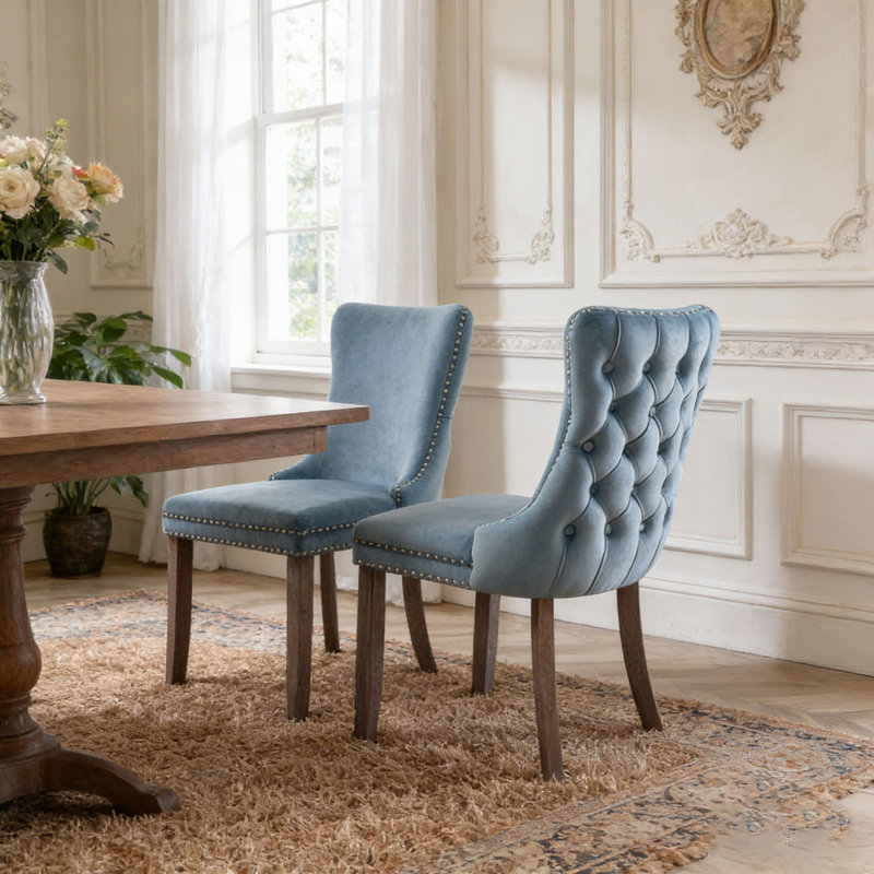 Chaise rembourrée à oreilles avec garniture cloutée et pieds en bois massif, Bleu clair