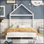 Lit plateforme en bois avec tête de lit en forme de maison-423512745-423512744