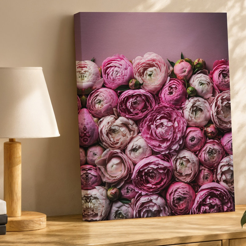 Toile, arrangement dynamique et dense de pivoines en fleurs dans différentes nuances, H 20 po x l 20 po