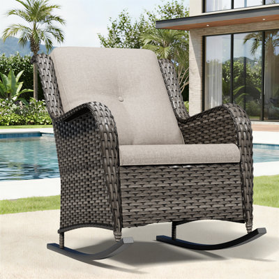 Chaise berçante d'extérieur en osier avec coussins