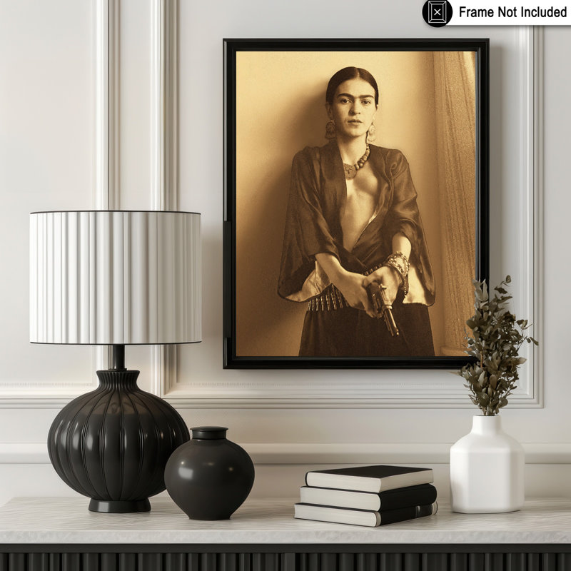 Frida Kahlo tenant une arme à feu, Unframed, Poster, 18"H x 24"W