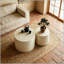 Ensemble de 2 tables basses gigognes beiges en faux marbre, tables d'appoint rondes rondes modernes en bois pour petits espaces de salon