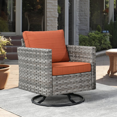 Chaise berçante d'extérieur en osier avec coussins Bobia