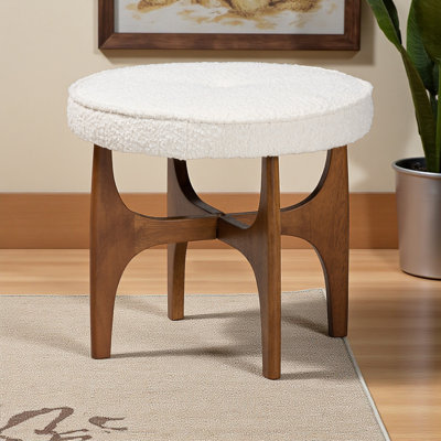 Repose-pieds Sky avec repose-pieds en tissu crème et finition noyer brun, H 17,99 po x l 19,15 po x P 19,15 po