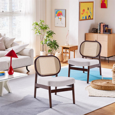 Chaise de salon rembourrée avec dossier en rotin et structure en bois