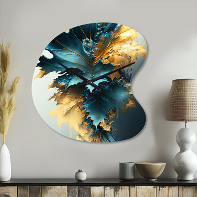 Abstrait bleu et feuilles d'or II - horloges asymétriques en métal à feuilles, horloge murale de forme irrégulière bleue