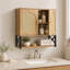 Armoire de rangement murale au-dessus de la toilette; comporte des portes doubles, des tablettes réglables et un mélange de compartiments fermés et ouverts; convient à divers espaces.