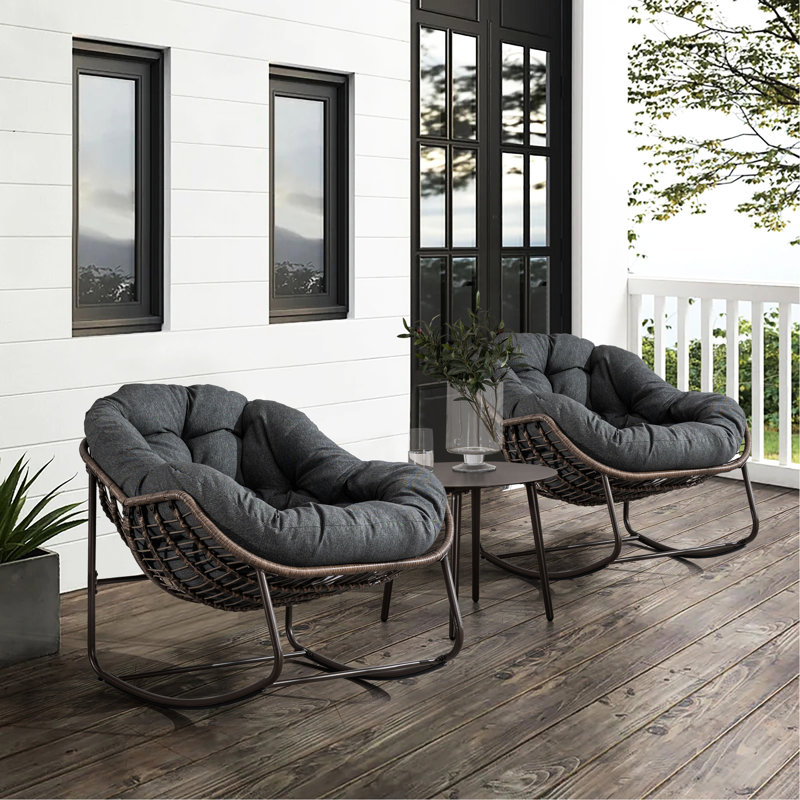 Fauteuil à bascule ergonomique gris pour des moments de détente en plein air. Modèle surdimensionné avec coussins et résistance à la rouille.