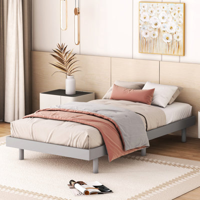 Lit suspendu gris pâle pour une personne, avec une plateforme élégante pour une chambre confortable.