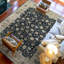 Tapis noir et ivoire de haute qualité noué à la main