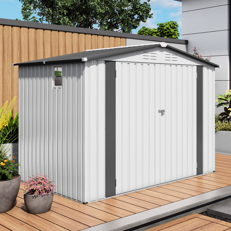 Abri de jardin métallique 2,4 x 1,8 m, toit en pente, étanche, une fenêtre, deux portes verrouillables, blanc et gris, avec étagères et crochets de rangement en matériau haute durabilité.