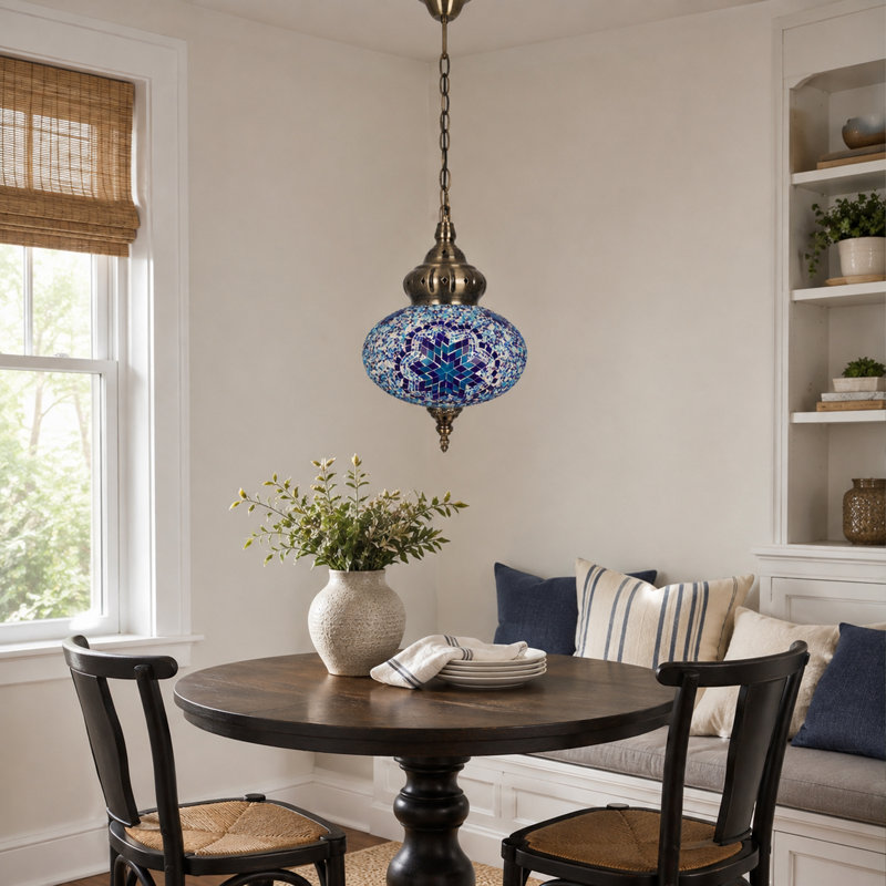Suspension turque marocaine en verre mosaïque, bleue, à une lumière, avec chaîne en bronze antique et ampoule E26 blanc chaud incluse.