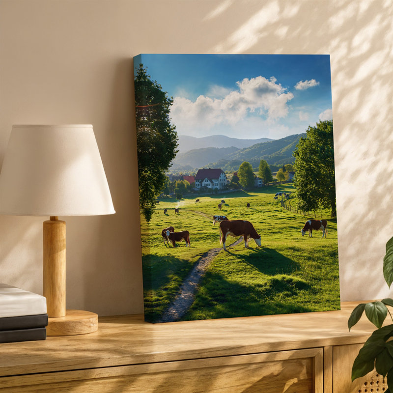 Toile, scène pastorale sereine représentant un art luxuriant parsemé de vaches brunes et blanches, H 12 po x l 9 po