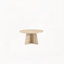 Ensemble de tables basses gigognes de style rétro. Disponible en finition noyer ou bois naturel. Tables d'appoint rondes avec pieds croisés. Idéal pour les salons et les salles à manger