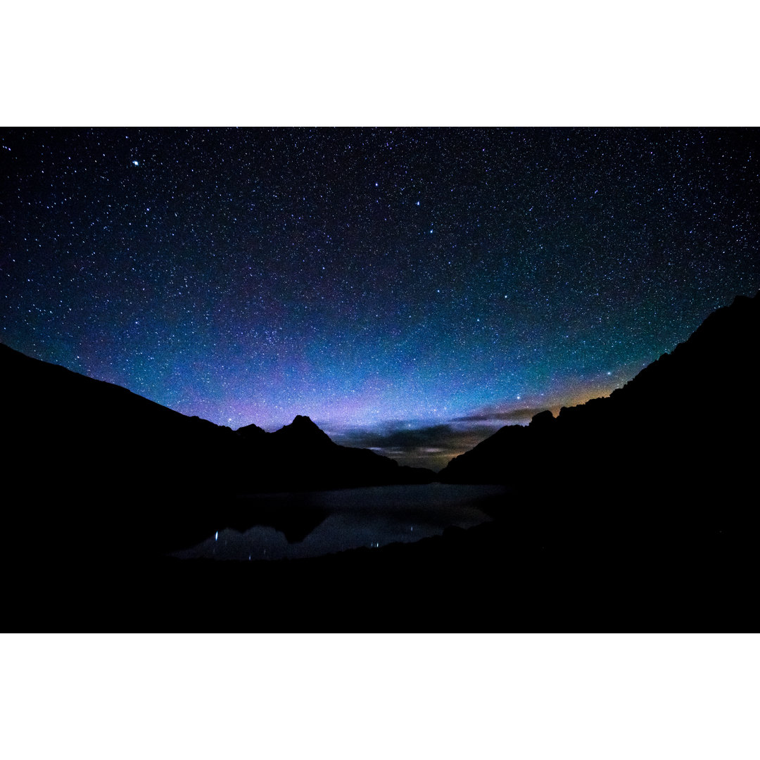 Milchstraße und Berggipfel von Adventure_Photo - Drucken