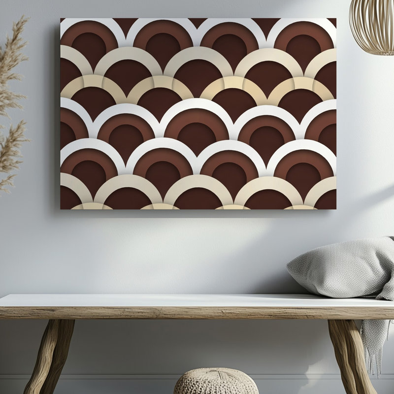La toile crée un motif géométrique sans couture avec de grandes formes imbriquées qui alternent entre un riche art sur toile brun chocolat