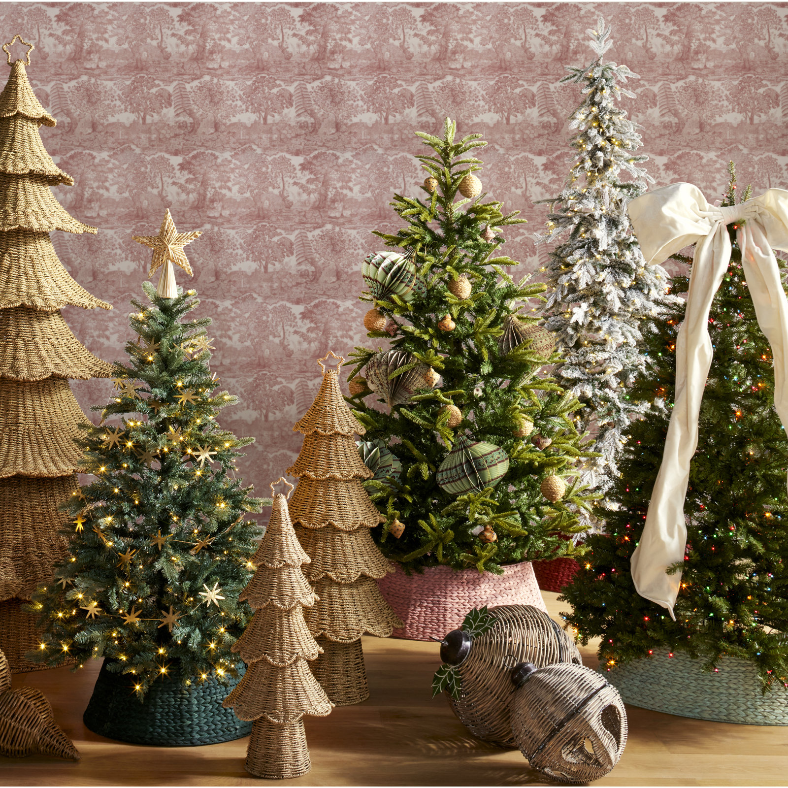 Hersi Frosted 9' Pre-Lit Spruce Christmas Tree, 9 ft
