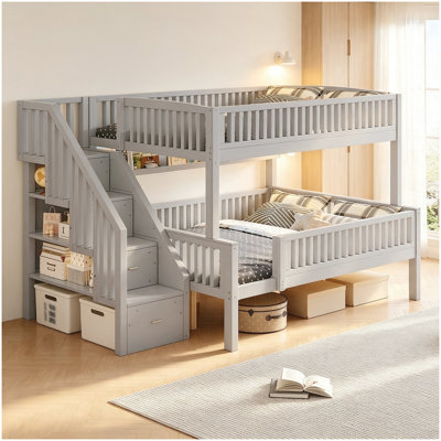 Lit superposé double au-dessus de grand lit double avec escalier de rangement, bibliothèque intégrée à lumière DEL et garde-corps pleine longueur, gris