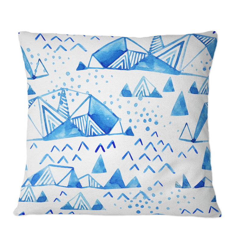 Coussin décoratif triangulaire à motif géométrique bleu sur fond blanc I, 18 po x 18 po