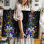 Toile, un arrangement floral abstrait et impressionnant se dresse dramatiquement contre un art mural sur fond noir profond et velouté mettant en valeur un art mural sur toile-1249067085