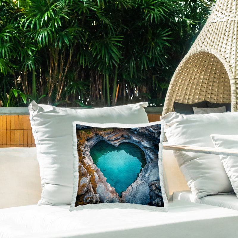 Coussin d'extérieur imprimé en forme de cœur pour piscine naturelle par RB