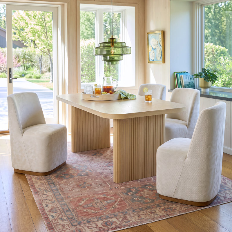 Ensemble de table et de chaises de salle à manger Ember pour 4 personnes, de style moderne, en bois, avec piètement cannelé et chaises rembourrées.