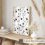 Impression florale noire et blanche-715369294