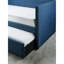Lit de jour bleu en tissu avec structure en bois et lit gigogne escamotable pour le soutien de la maison