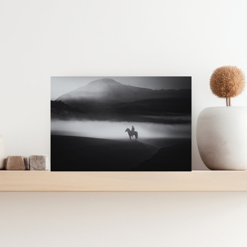 Cavalier solitaire dans la brume - Tableau abstrait contemporain dramatique représentant un cheval dans un paysage de montagne