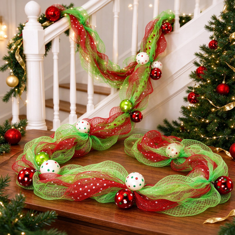 Guirlande de Noël de 2,74 m (9 pi), lot de 2, guirlande en maille rouge et verte pré-décorée avec ornements de Noël pour la décoration intérieure des fêtes de fin d'année.