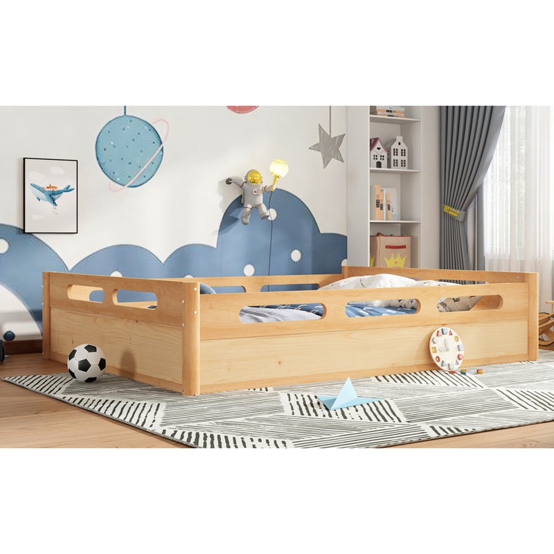 Grand lit plateforme à finition naturelle avec garde-corps, esthétique minimaliste, lattes de bois pour le soutien, cadre de sommeil discret avec profil bas en pin et contreplaqué, sommeil moderne